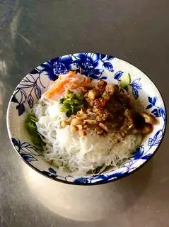 Bún thịt nướng + chả giò tôm - 35.000 ₫ tại Quán 2 Tôm - Bún Thịt Nướng Chả Giò - Phan Chu Trinh
