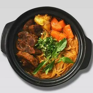 Hình ảnh Hủ tiếu bò kho / Beef stew with clear rice noodles