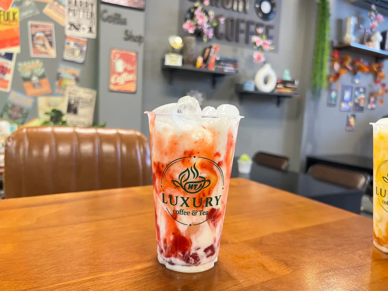 Yaourt dâu - 47.000 ₫ tại Luxury Coffee & Tea - Trà sữa, Trà Trái Cây & Đồ Ăn Nhanh - Trường Sa