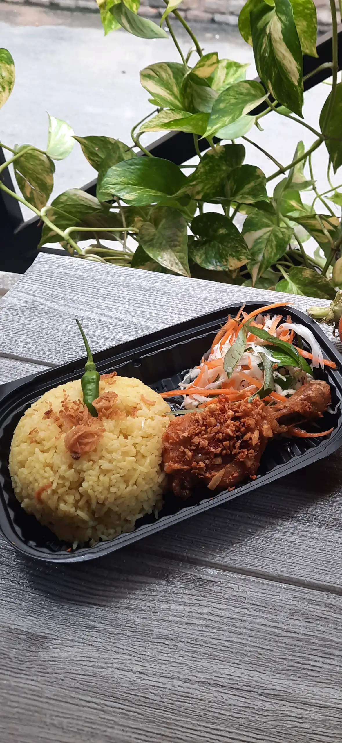 Cơm nấu Hải Nam - đùi tỏi chiên - 65.000 ₫ tại Cơm Gà Mắm Gừng & Mì Trộn Đêm 24h - Huỳnh Đình Hai