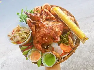 Hình ảnh 1/2 con gà quay - 3  cái bánh bao - 1 hộp chân gà sả tắc