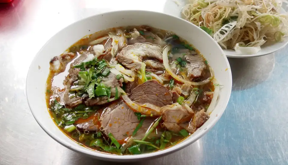 Bún bò nạm - 50.000 ₫ tại Oanh Bún Bò & Bò Kho - Lê Văn Lương