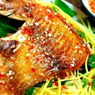 Cơm cá diêu hồng chiên chấm mắm tỏi - 42.000 ₫ tại Quán Cơm 2 Món - Âu Cơ
