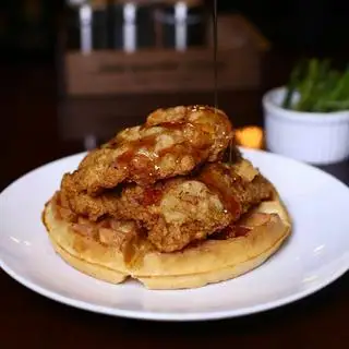 Fried chicken and waffles - 240.000 ₫ tại The Wagon Wheel - American Comfort Cuisine - Lê Thánh Tôn