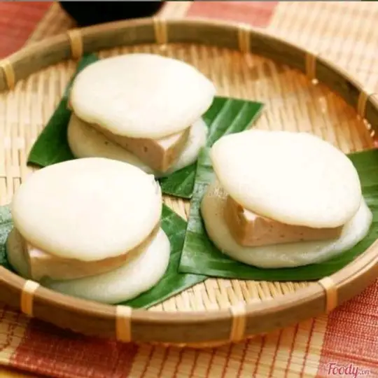 Bánh dày kẹp chả lụa  - 17.000 ₫ tại Bánh Mì Hà Nội Bảo Ngọc - Nguyễn Văn Nghi