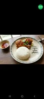 Hình ảnh cơm đùi gà chiên nước mắm 