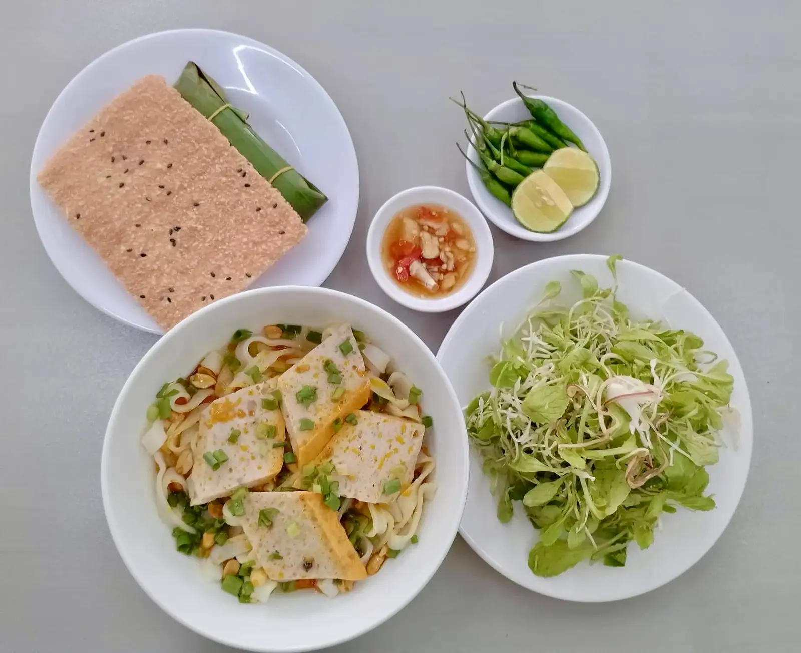 Hình ảnh Mì Quảng chả cua chả tôm