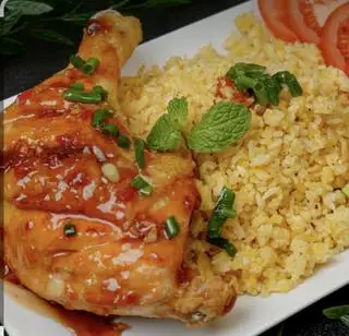 Hình ảnh cơm đùi gà sốt nước mắm 
