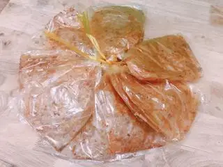 Bánh tráng cay rất cay - 15.000 ₫ tại Bánh Tráng Trộn Gỏi Khô Bò và Dừa Sáp Dầm Thốt Nốt - Bàu Cát 1