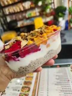 Hình ảnh Yến mạch ủ qua đêm mix - trái cây tươi - sữa chua - hạt chia