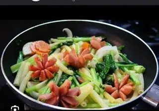 Hình ảnh nui xào bò xúc xích 