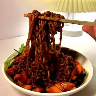 Mì sốt tương đen cay bò viên - 65.000 ₫ tại Hao House Chicken - Gà Sốt Chua Cay - Nguyễn Thiện Thuật