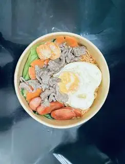 Hình ảnh Mì trộn bò, trứng, xúc xích