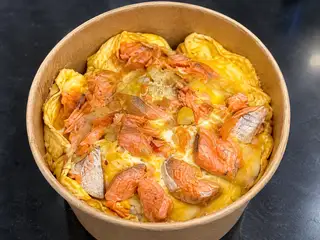Hình ảnh Cơm cá hồi phủ trứng