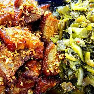 Hình ảnh Heo quay kho cải chua