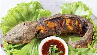 Cá trê chiên mắm gừng +cơm - 75.000 ₫ tại Quán Cơm Nhà - Phạm Ngũ Lão