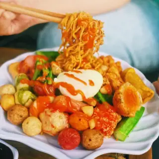 Hình ảnh mì trộn cá viên chiên 