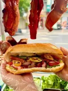 Hình ảnh Bánh mì heo quay thập cẩm nhiều thịt 