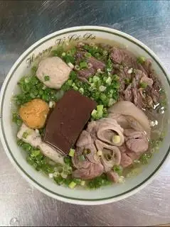 Hình ảnh Bún Bò Huế Tô Đầy Đủ