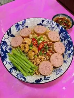 Hình ảnh Mì trộn xúc xích