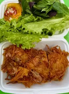 Hình ảnh Bánh tôm kèm rau sống - thường