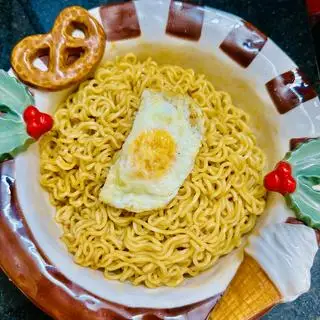 Hình ảnh Mì Trộn Phomai Trứng Ốp