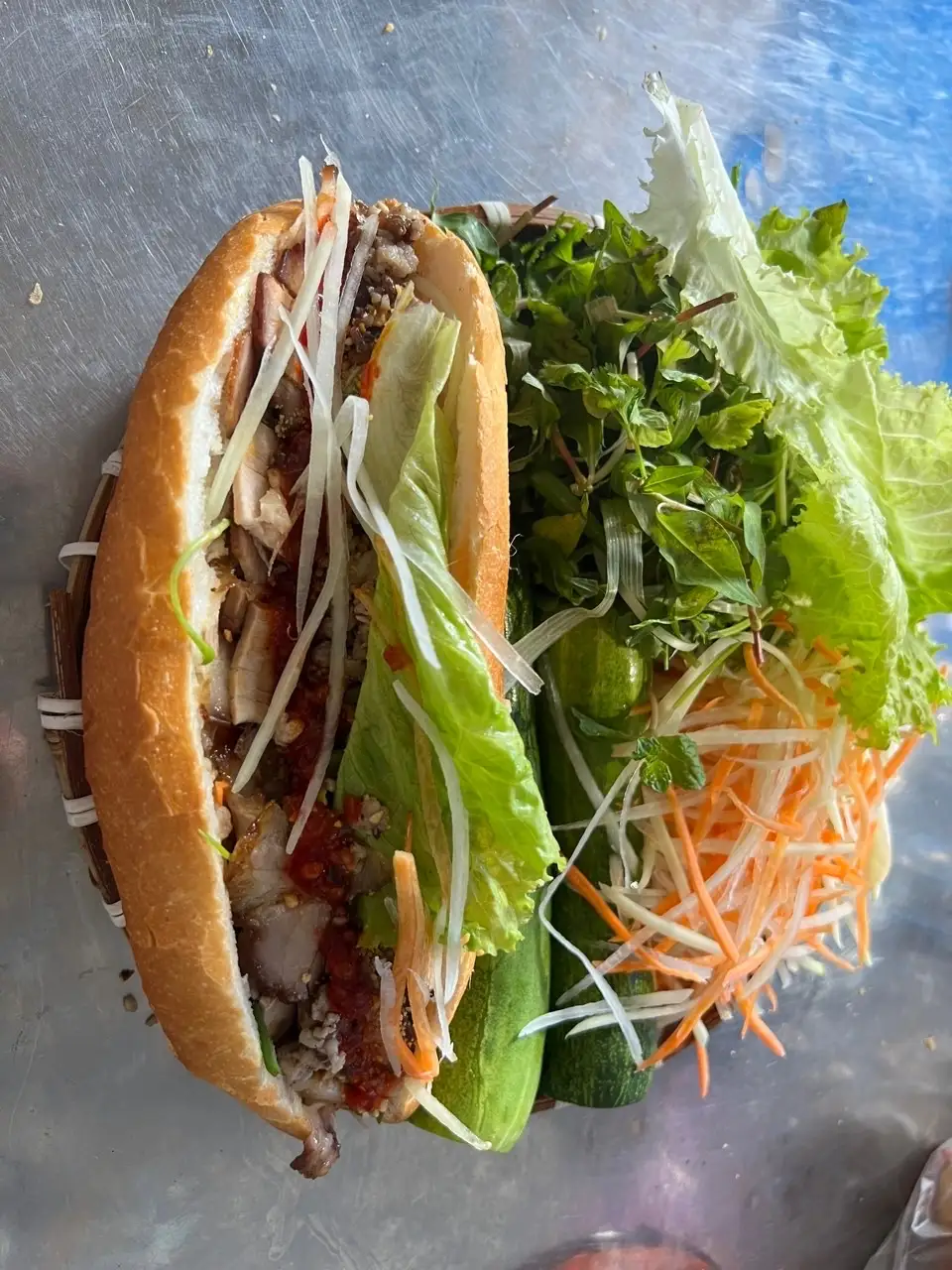 Hình ảnh Bánh mì thịt xá xíu