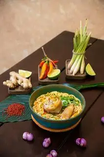 Hình ảnh Bún bò giò khoanh gân + móng giò