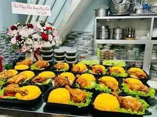 Cơm gà sốt mắm tỏi ( má đùi)  - 55.000 ₫ tại Cơm Gà Xối Mỡ 8686 - Dạ Nam