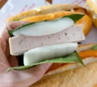 Bánh dày kẹp chả lụa - 20.000 ₫ tại Gia Khánh - Bánh Mì Hà Nội, Xôi Mặn & Bánh Bao - Lê Văn Quới