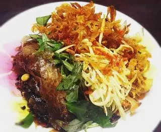 Hình ảnh BÁNH TRÁNG TRỘN KHÔ GÀ TÓP MỠ TRỨNG 
