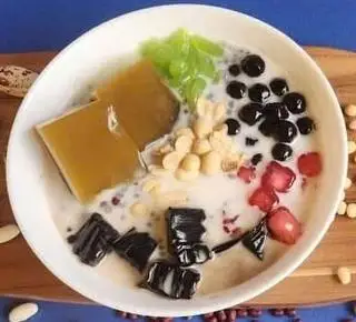 Hình ảnh Chè ngũ sắc rau câu 3lớp