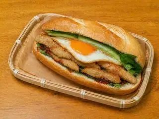Bánh mì chả cá ốp la đặc biệt  - 45.000 ₫ tại Bánh Mì Chả Cá & Xôi Gà Hội An 1984 - Trần Văn Đang