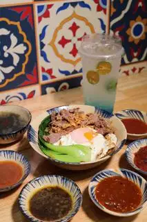 Hình ảnh Mì trộn bò xào - trứng chiên