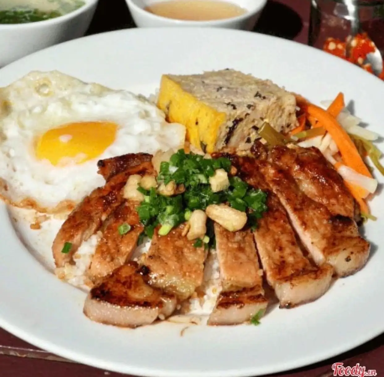 Hình ảnh Cơm tấm sườn chả trứng