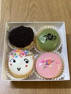 Hình ảnh Donut mini nhân kem hộp 4 cái