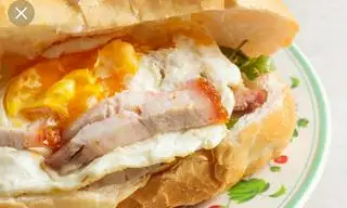 Bánh mì heo quay - ốp la - 35.000 ₫ tại Bánh Mì Heo Quay Nhung