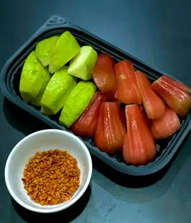 Trái cây mix ổi - mận - 500gr - 42.000 ₫ tại Trái Cây Cắt Sẵn MT - Nguyễn Tất Thành 