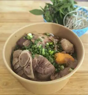 Hình ảnh Bún Bò Huế Đầy Đủ Móng Thịt