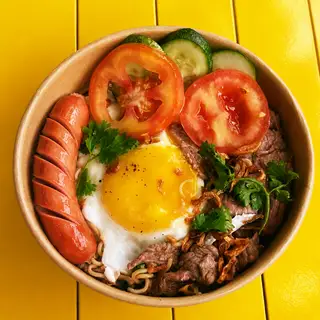 Hình ảnh Mì xào bò - trứng - xúc xích - nước tự chọn