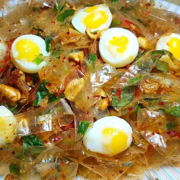 Bánh tráng trộn trứng cút( trộn sẵn) - 30.000 ₫ tại Bánh Tráng Trộn & Ăn Vặt Tiểu Thơ - Điện Biên Phủ