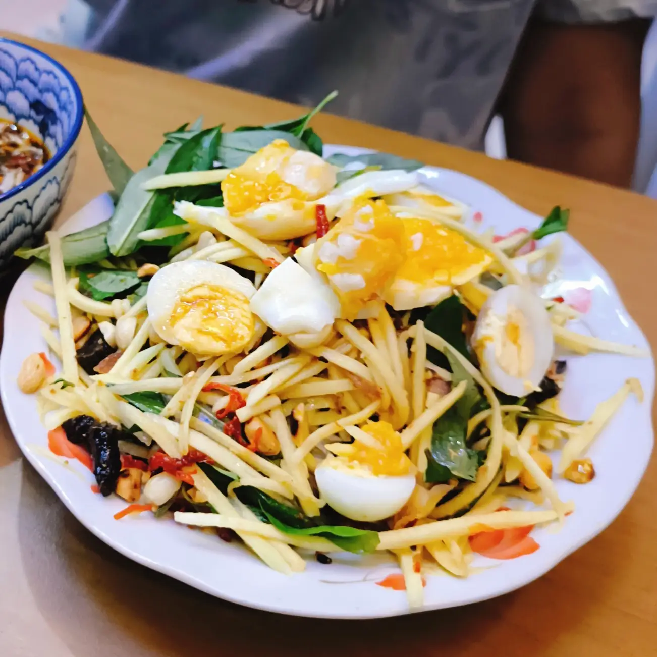 GỎI XOÀI Khô bò Trứng cút lòng đào thanh mát, đậm vị cho ngày oi nóng - 39.000 ₫ tại Bánh Tráng Trộn Cô Đào - Nguyễn Đình Chiểu