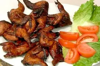 Hình ảnh chim cút nướng lá mắc mật