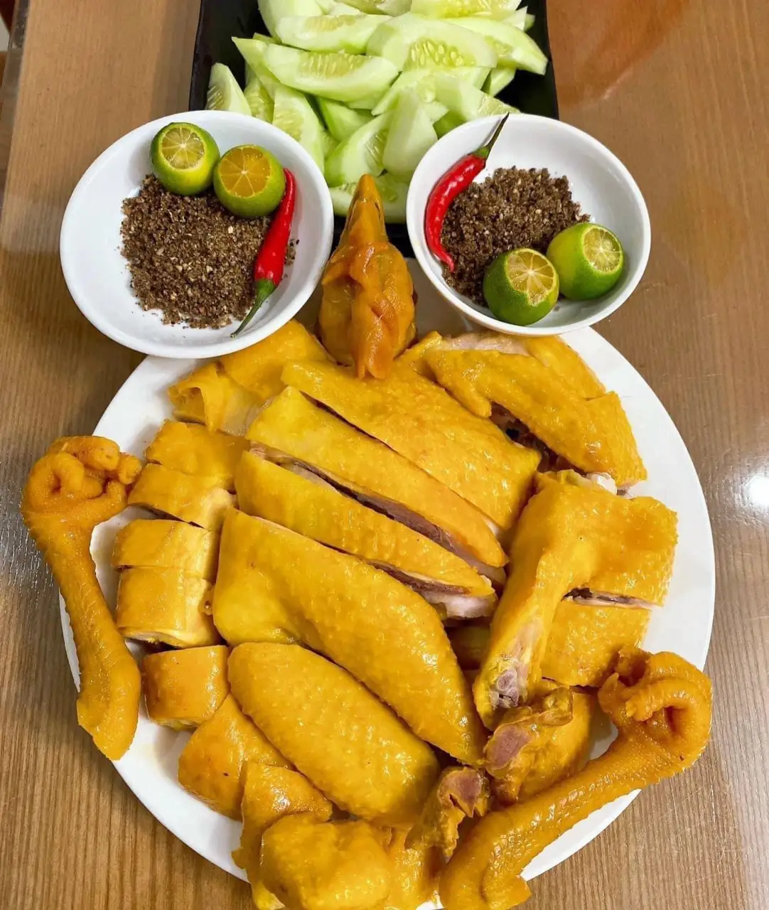 Hình ảnh gà u Muối Nữa Con Chặt Sẵn để lạnh kèm nước chấm Hải sản 