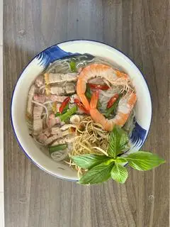 Bún nước lèo heo quay - tôm - 77.000 ₫ tại Bún Nước Lèo Sóc Trăng & Bún Mắm Cô Năm - Lê Văn Lương