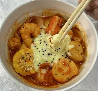 Set tokbokki phủ phô mai sợi full topping - 69.000 ₫ tại Samt Korean Food - Tokbokki - Cách Mạng Tháng 8
