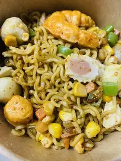Hình ảnh Mì Trộn Rau Củ + Tôm Surimi+Xúc Xích+Mực Xoắn