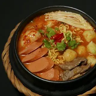Hình ảnh Mỳ cay kim chi viên xúc xích