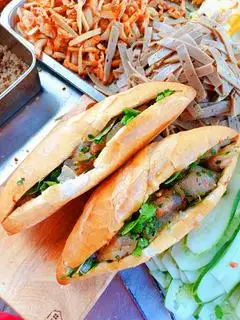Hình ảnh Bánh Mì Trứng Ốp La Bánh Bột Lọc Tôm