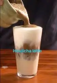 Houjicha latte - 45.000 ₫ tại Shell House - Matcha, Tea & More - Hưng Phú 